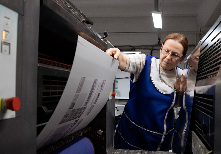 Губернатор Югры Наталья Комарова вручила отличительный знак сотруднику сургутской типографии