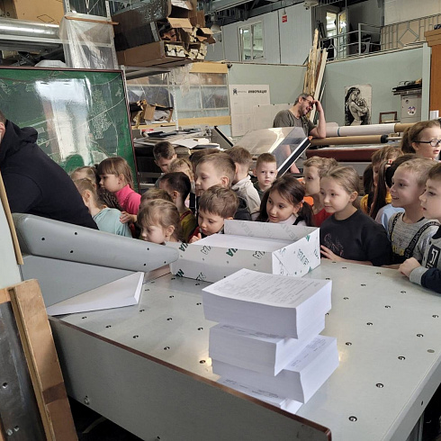 Воспитанники подготовительной к школе группы № 4 «Звездочки» посетили типографию «Печатный мир г. Ханты- Мансийск»